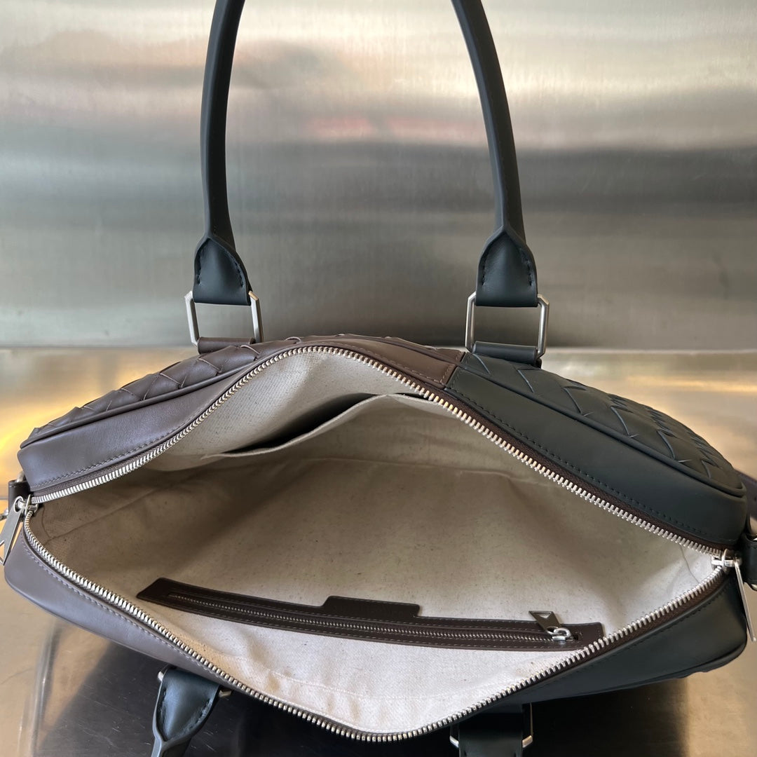 ライトブラウンとダークグリーンのカーフスキンを使用したラージサイズのイントレチャート 40 ブリーフケース