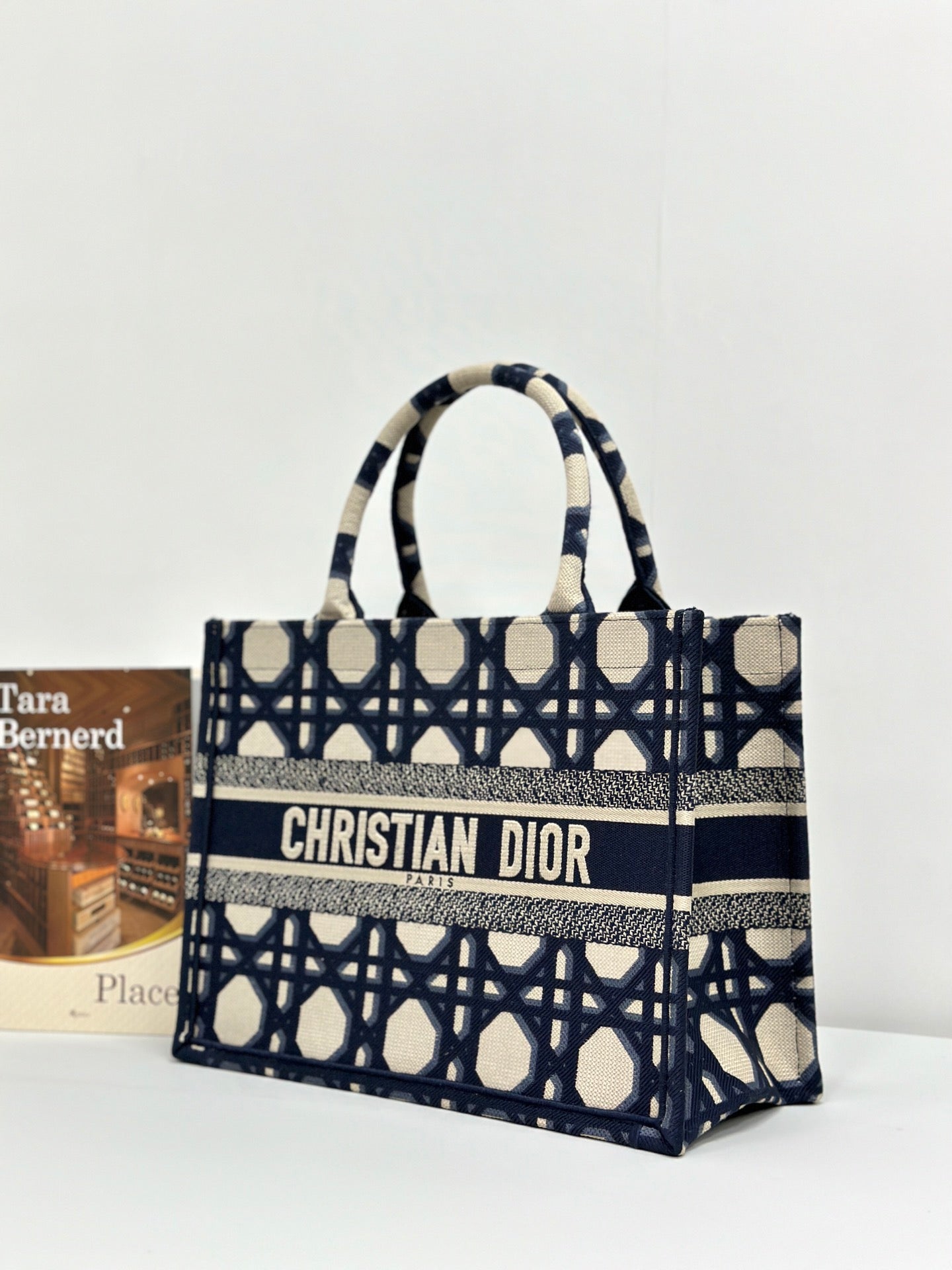 ミディアムブックトート37 ベージュ＆ブルー マクロカナージュ刺繍