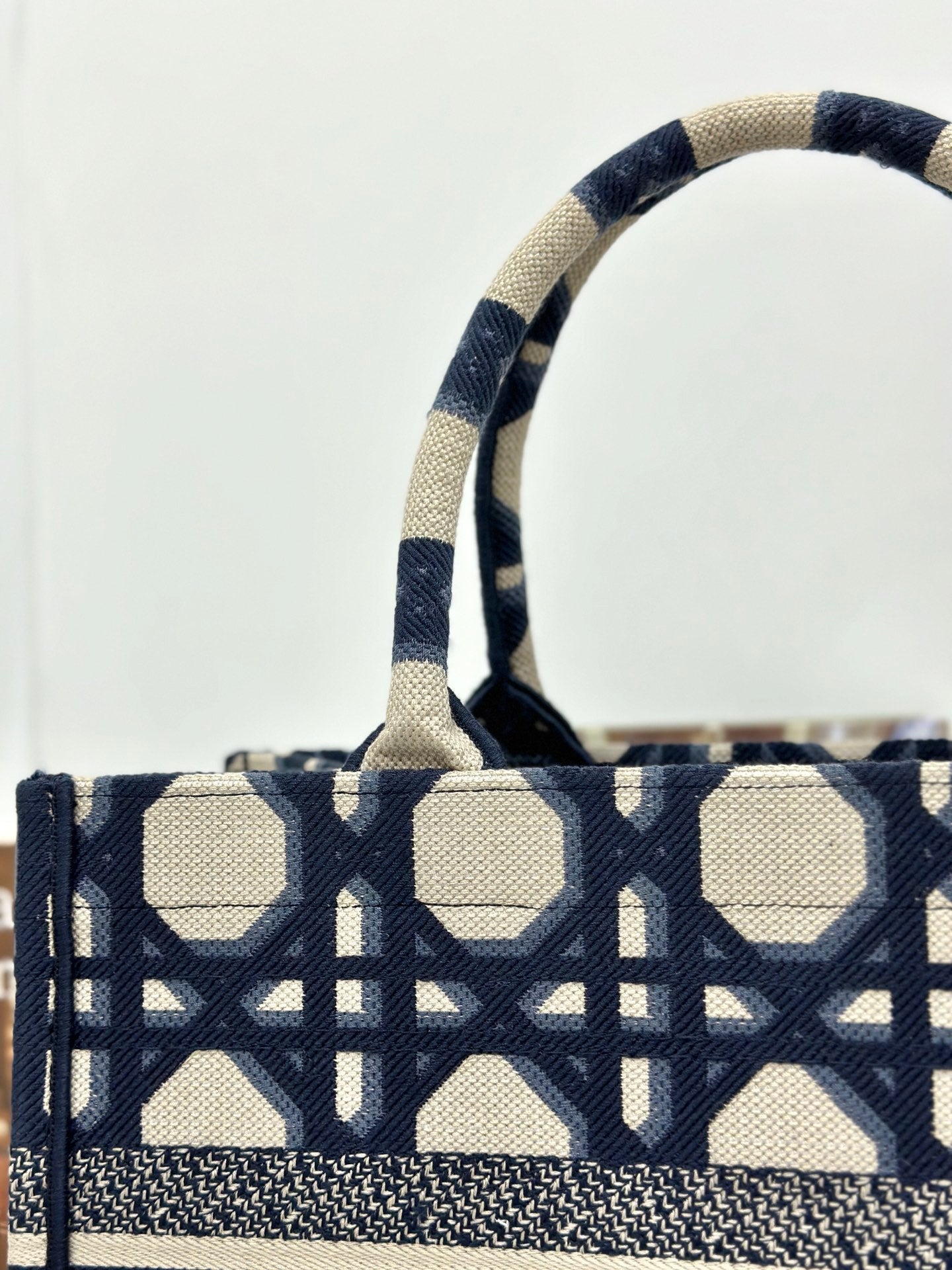 ミディアムブックトート37 ベージュ＆ブルー マクロカナージュ刺繍