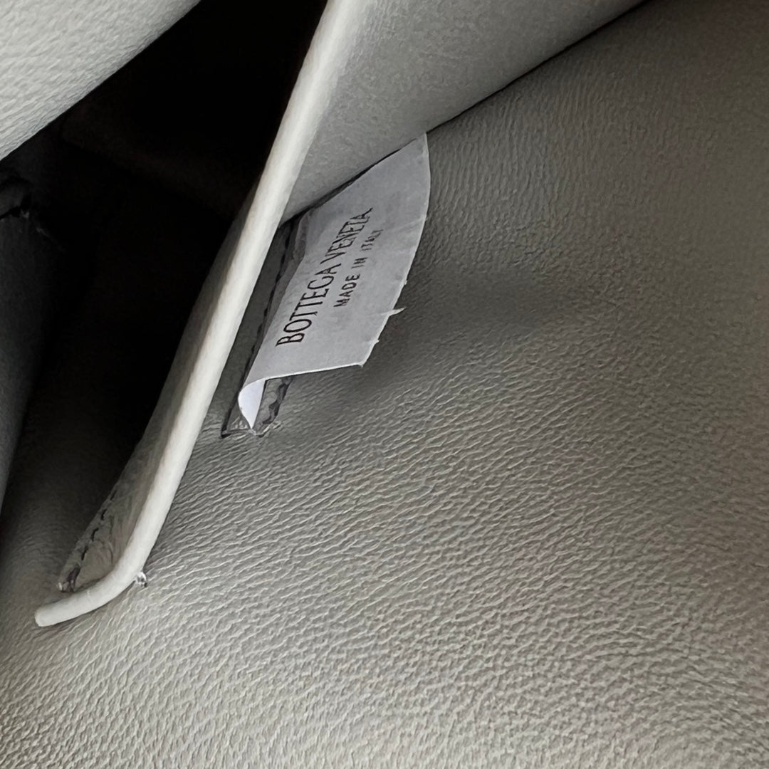 イントレチャート 16 バッグ ホワイト ラムスキン