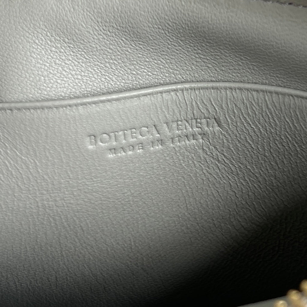 イントレチャート 16 バッグ ホワイト ラムスキン