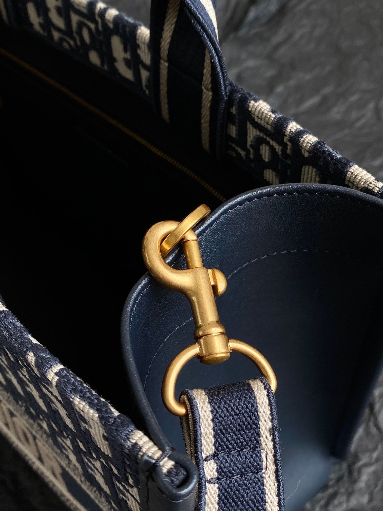 ミディアムブックトート 36 ブルー オブリーク エンブロイダリー