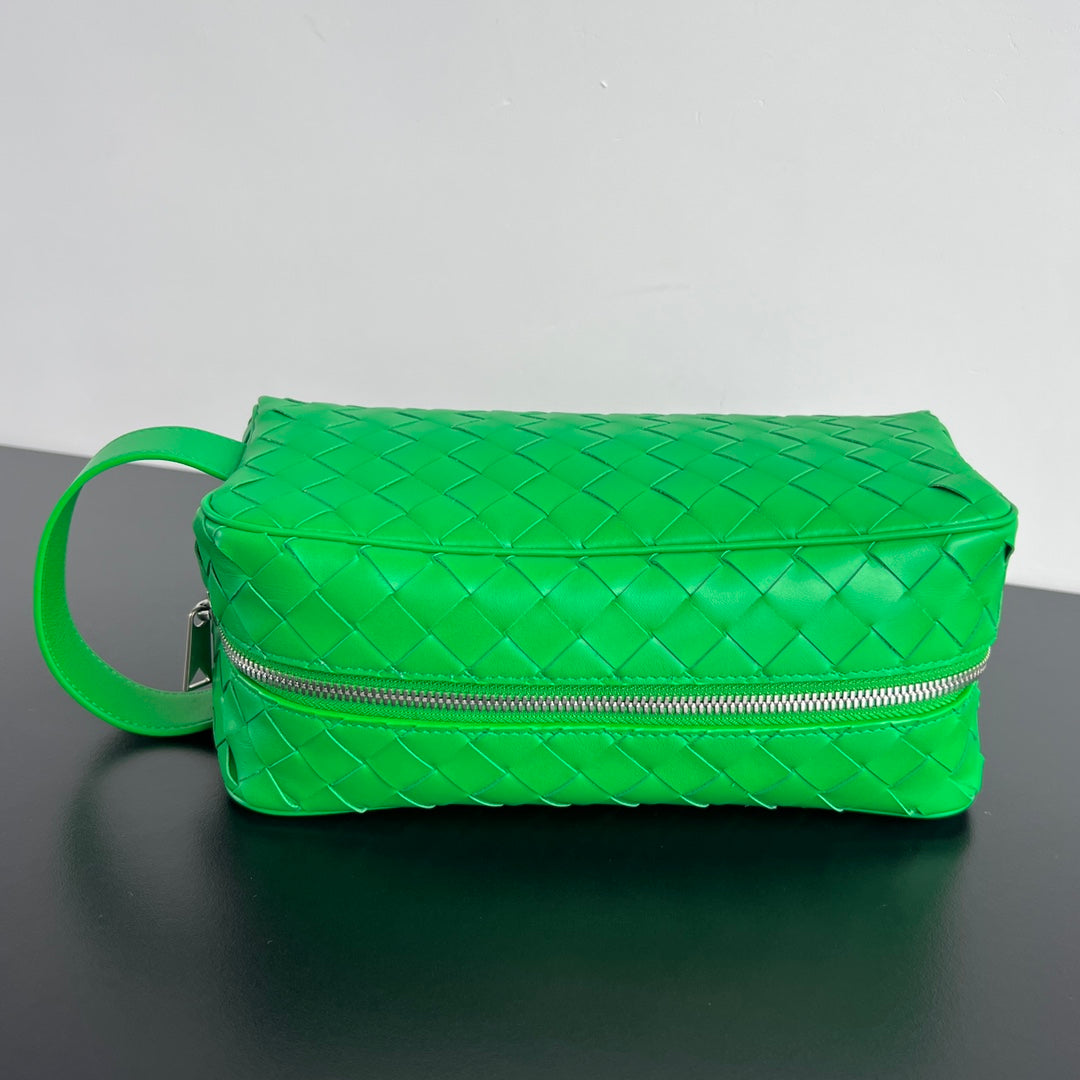 INTRECCIATO CLUTCH 26 IN MALACHITE GREEN CALFSKIN
