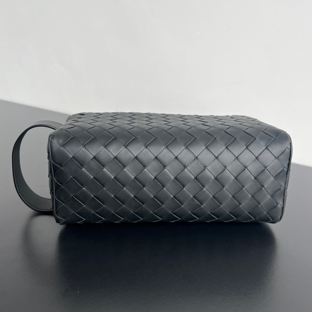 INTRECCIATO CLUTCH 26 IN BLACK CALFSKIN