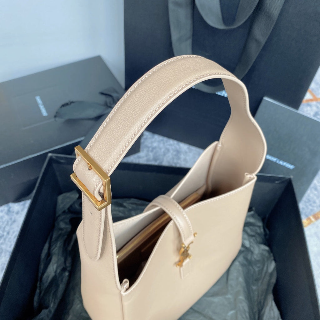 LE 5 À 7 スモール サプライ 23インチ ベージュ ラムスキン ゴールドバックル