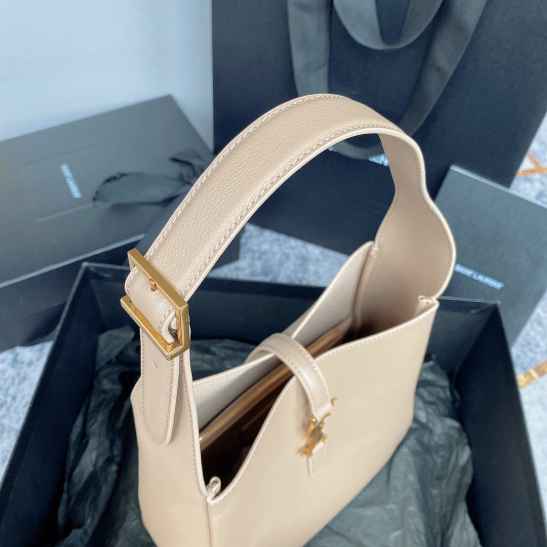 LE 5 À 7 スモール サプライ 23インチ ベージュ ラムスキン ゴールドバックル