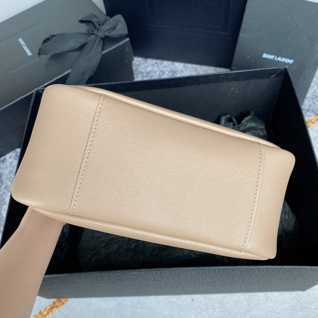 LE 5 À 7 スモール サプライ 23インチ ベージュ ラムスキン ゴールドバックル