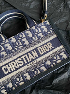 MINI BOOK TOTE 21 BLUE OBLIQUE EMBROIDERY