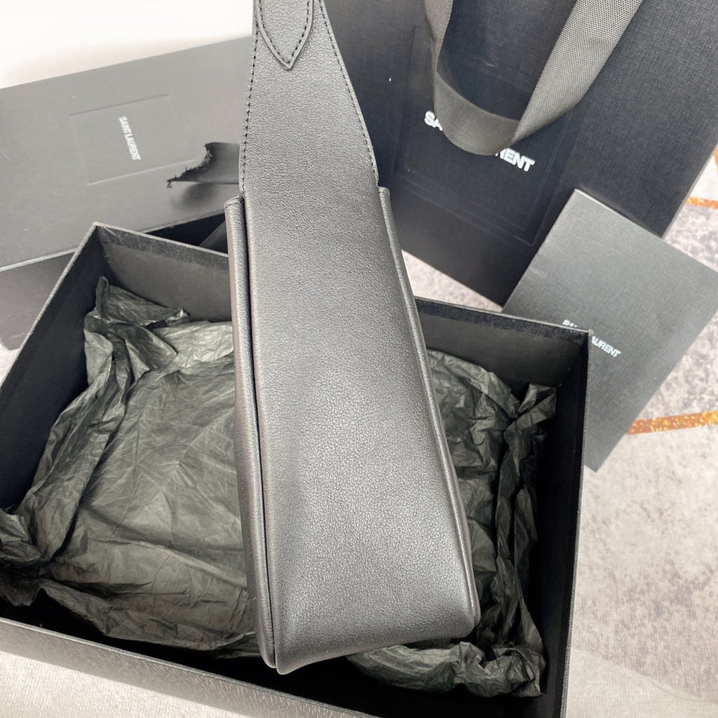 LE 5 À 7 スモール サプライ 23インチ グレー ラムスキン ゴールドバックル