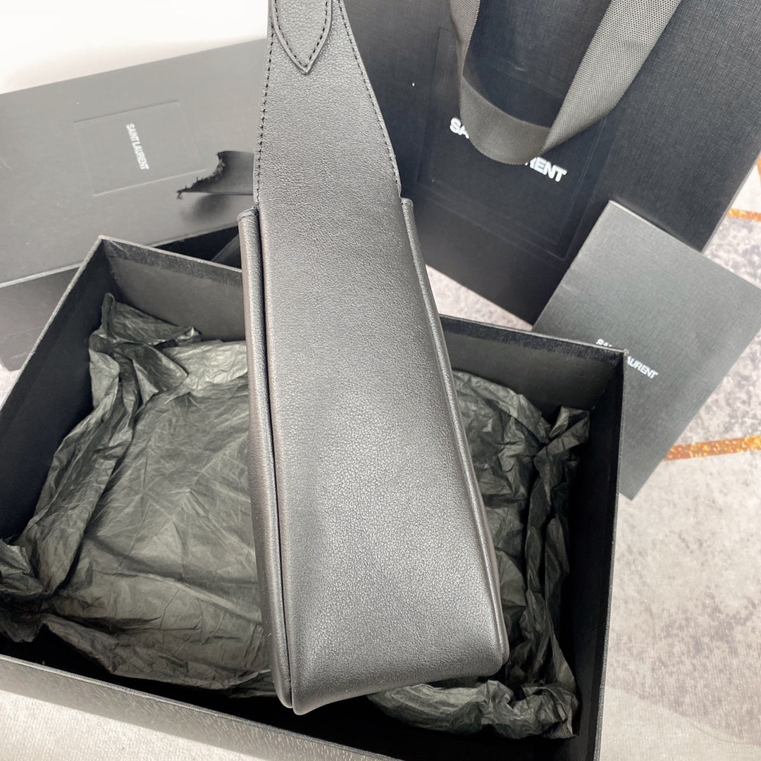 LE 5 À 7 スモール サプライ 23インチ グレー ラムスキン ゴールドバックル