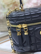 CARO 16 ミニ バニティケース（ブラック マクロカナージュ ラムスキン）