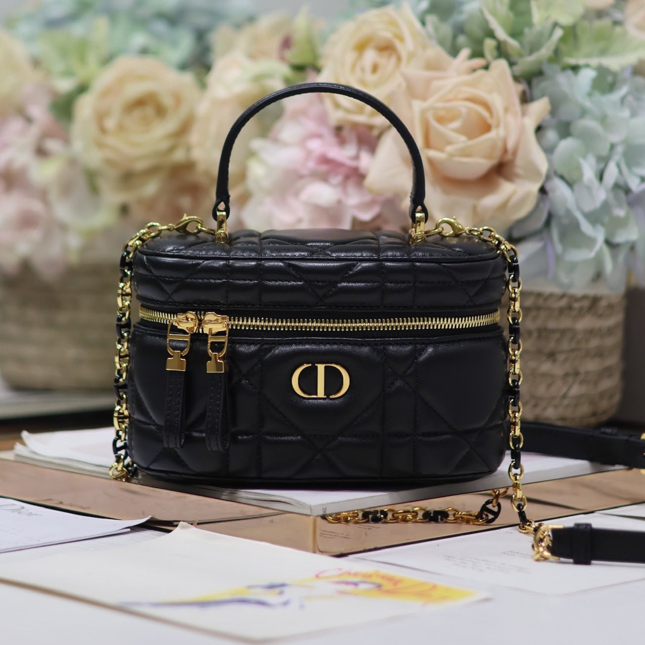 CARO 16 ミニ バニティケース（ブラック マクロカナージュ ラムスキン）