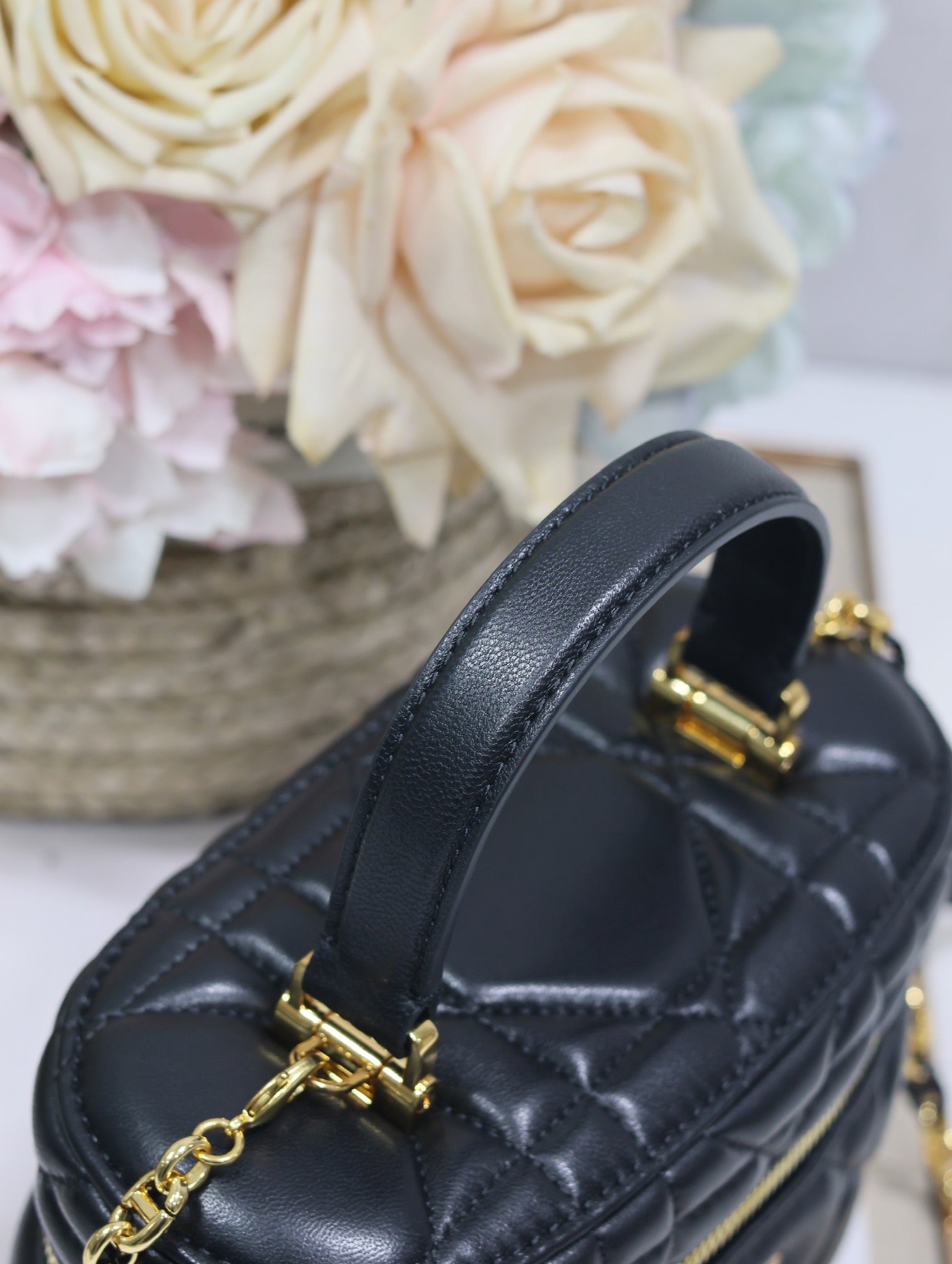 CARO 16 ミニ バニティケース（ブラック マクロカナージュ ラムスキン）