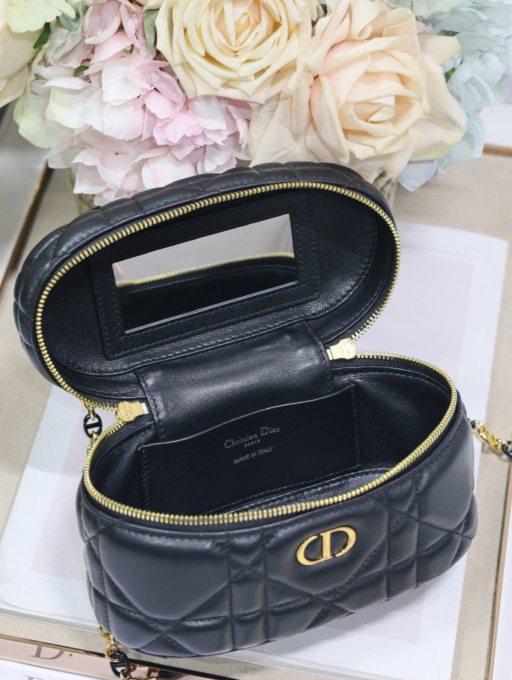 CARO 16 ミニ バニティケース（ブラック マクロカナージュ ラムスキン）