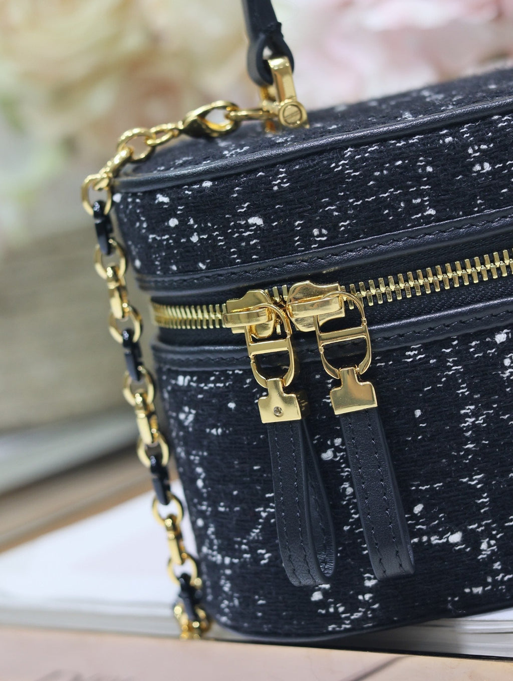 CARO 16 ミニ バニティケース（ブラック マクロカナージュツイード）