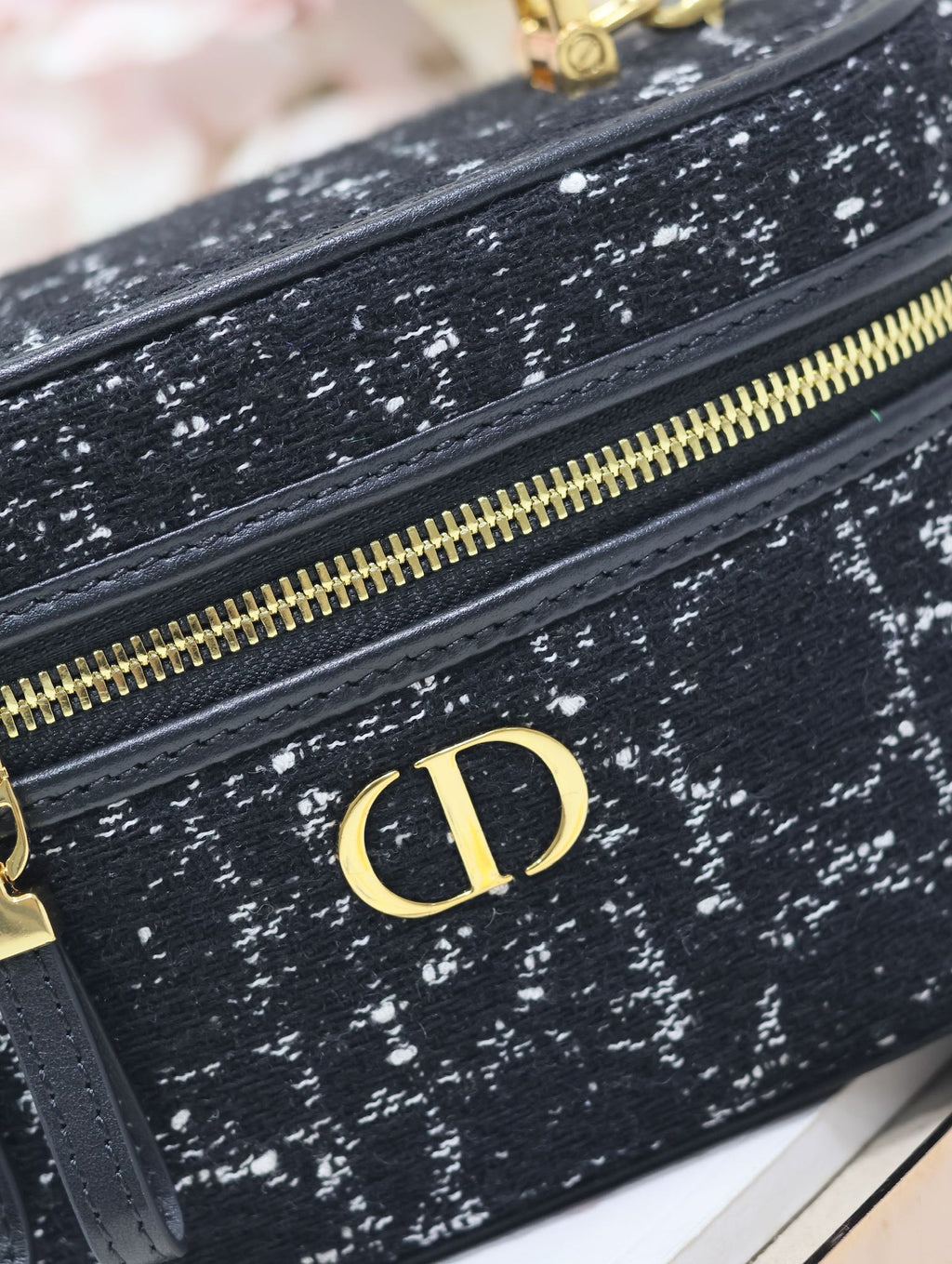 CARO 16 ミニ バニティケース（ブラック マクロカナージュツイード）