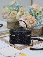 CARO 16 ミニ バニティケース（ブラック マクロカナージュツイード）