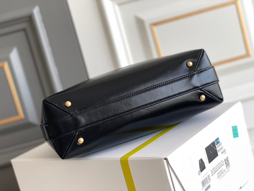 CC ミディアム 23 ハンドル付きバッグ（ブラック ラムスキン）