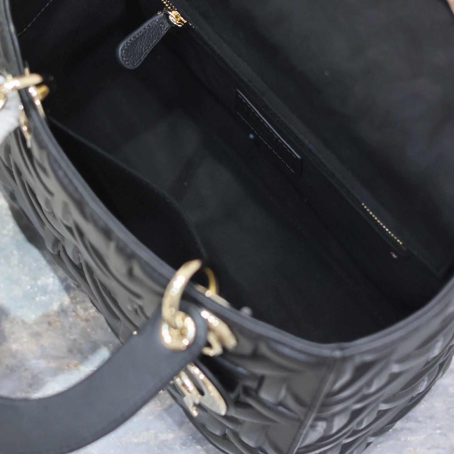 レディバッグ 24インチ ブラック グラフィック カナージュ カーフスキン ペールゴールド仕上げ メタルチャーム