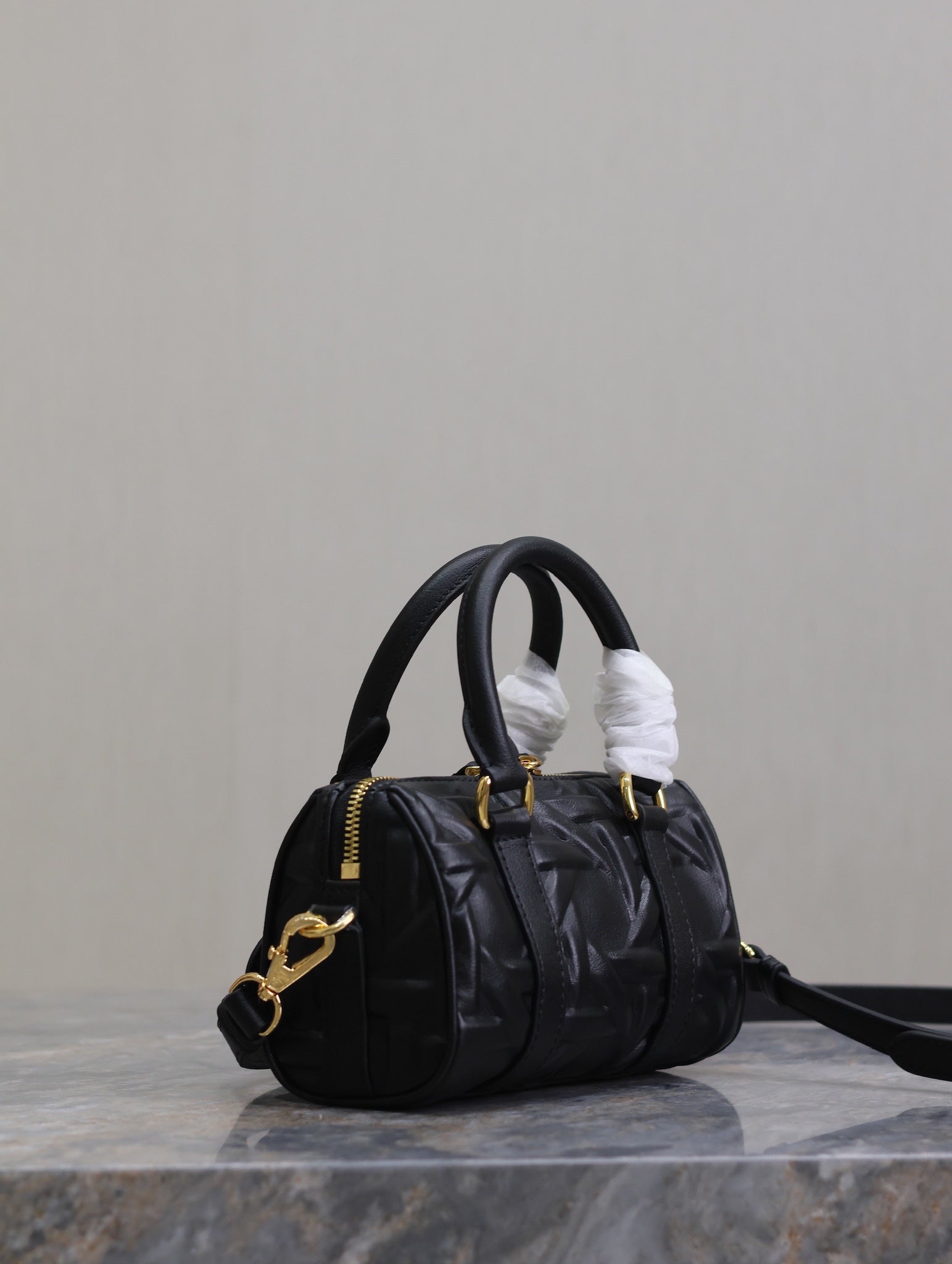 MINI GROOVE BAG 16 IN BLACK MACROCANNAGE CALFSKIN WITH GOLD HARDWARE