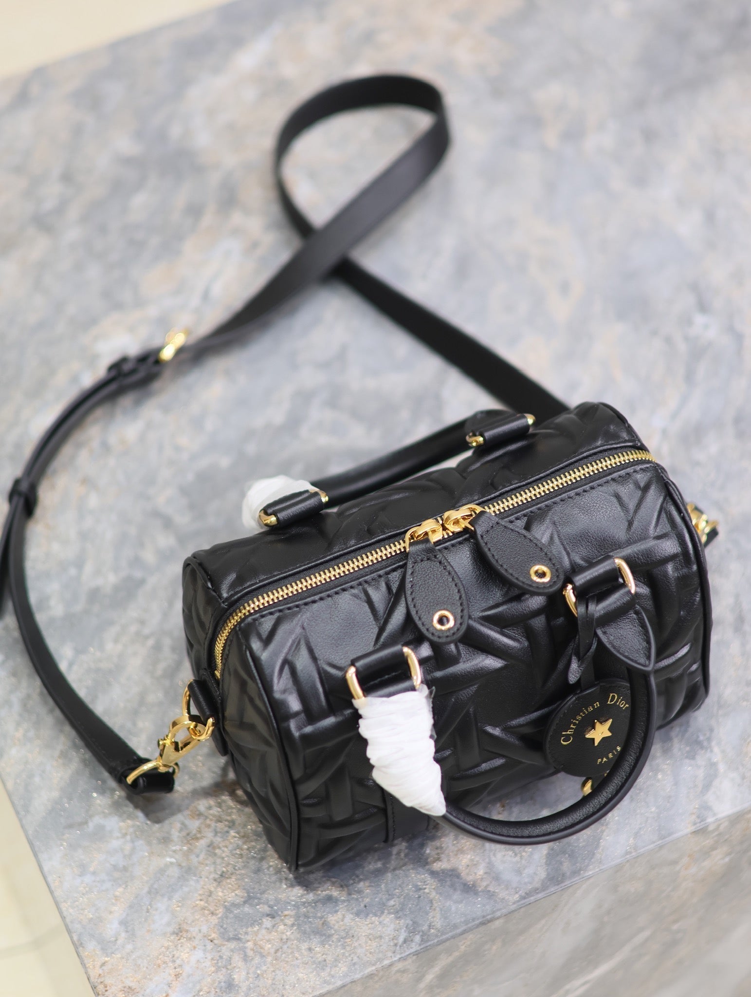 MEDIUM GROOVE BAG 20 IN BLACK MACROCANNAGE CALFSKIN WITH GOLD HARDWARE