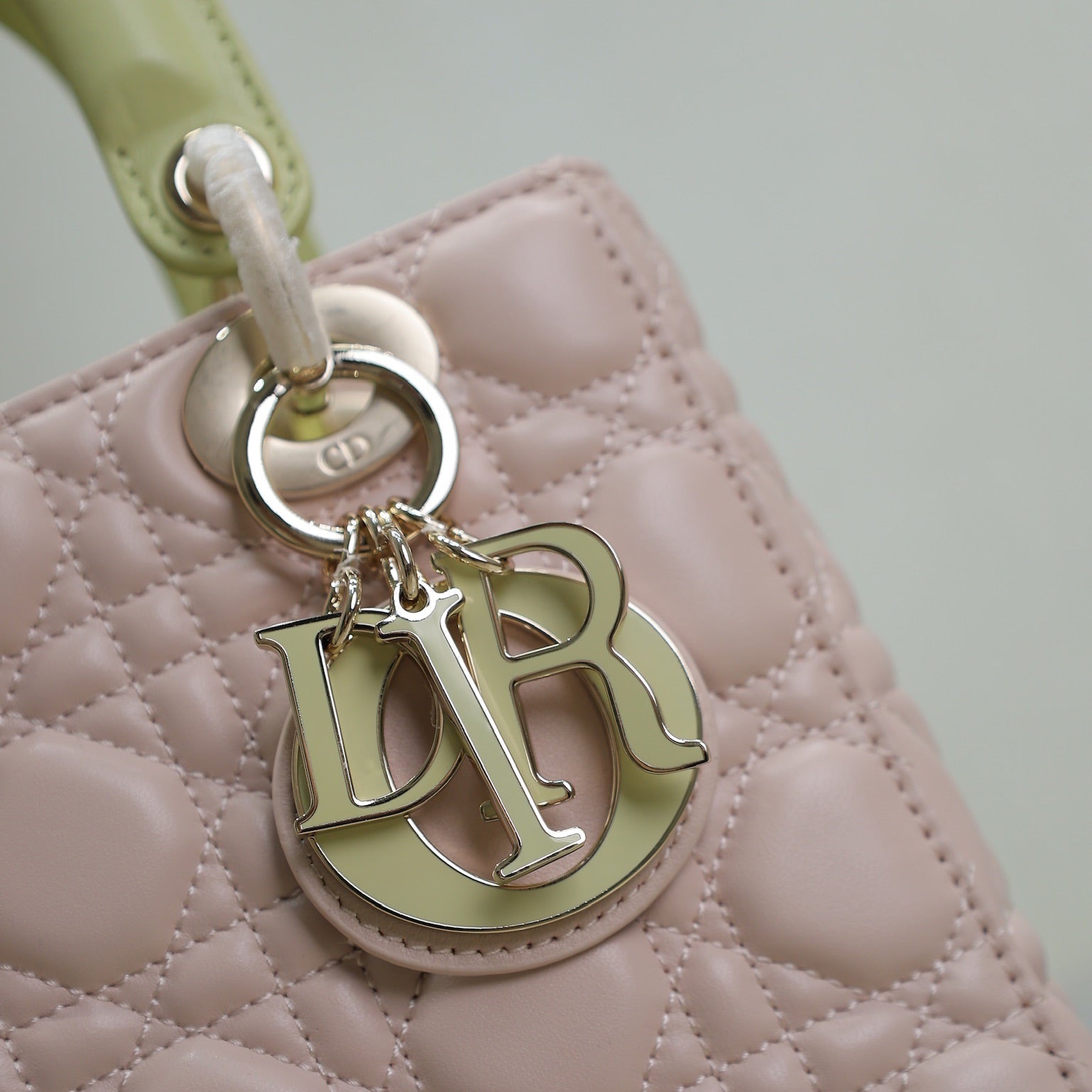 ミディアム レディーバッグ 20インチ ベビーピンク キルティング マクロカナージュ カーフスキン スワンプイエロー ストラップ