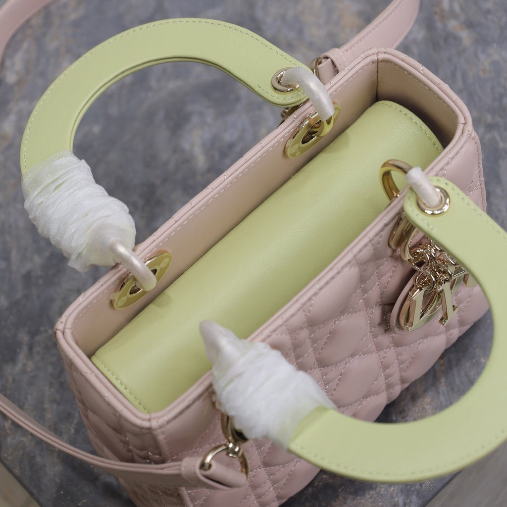 ミディアム レディーバッグ 20インチ ベビーピンク キルティング マクロカナージュ カーフスキン スワンプイエロー ストラップ