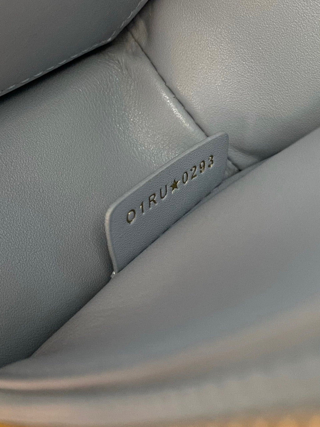 ミディアム フラップバッグ 22インチ ベビーブルー キルティング オールオーバー カーフスキン