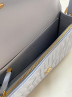 ミディアム フラップバッグ 22インチ ベビーブルー キルティング オールオーバー カーフスキン