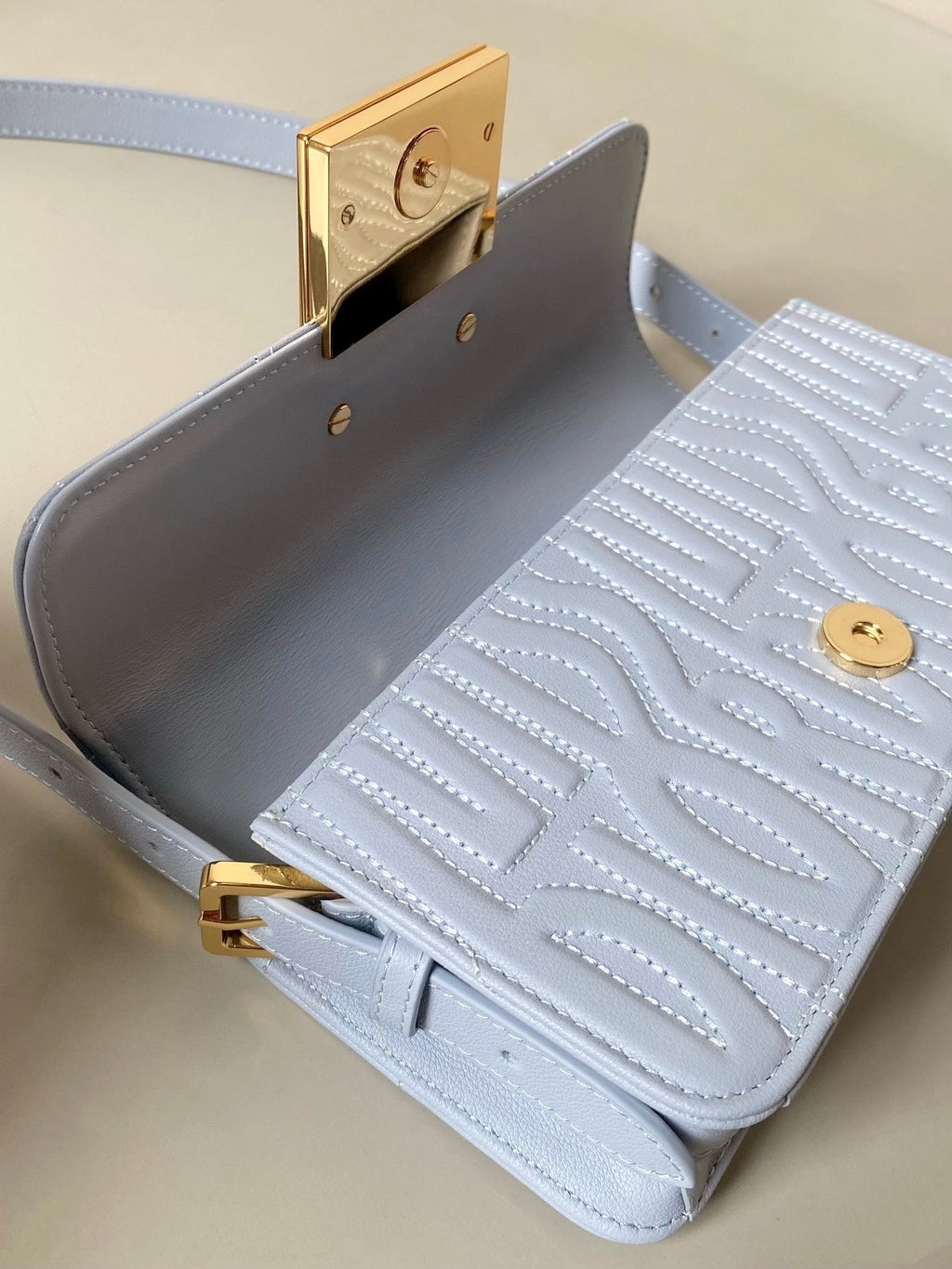 ミディアム フラップバッグ 22インチ ベビーブルー キルティング オールオーバー カーフスキン