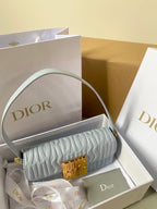 ミディアム フラップバッグ 22インチ ベビーブルー キルティング オールオーバー カーフスキン