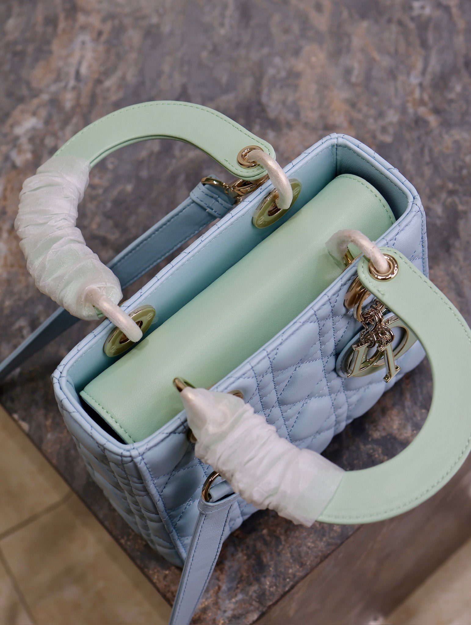 ミディアム レディーバッグ 20インチ ベビーブルー キルティング マクロカナージュ カーフスキン グリーンストラップ