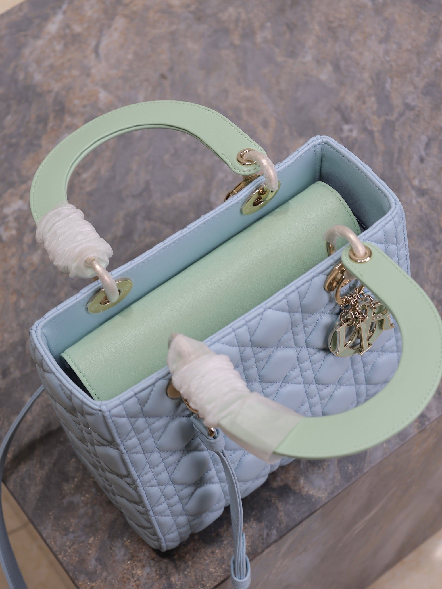 レディバッグ 24インチ ベビーブルー キルティング マクロカナージュ カーフスキン グリーンストラップ