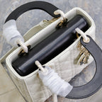 レディバッグ 20インチ ホワイト キルティング マクロカナージュ カーフスキン ブラックストラップ