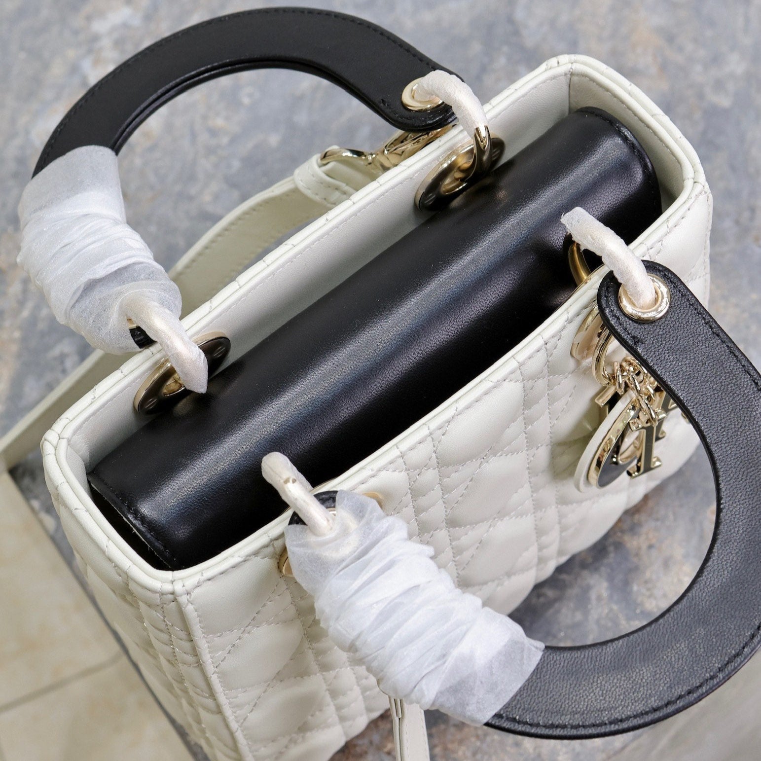 レディバッグ 20インチ ホワイト キルティング マクロカナージュ カーフスキン ブラックストラップ