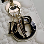 レディバッグ 20インチ ホワイト キルティング マクロカナージュ カーフスキン ブラックストラップ