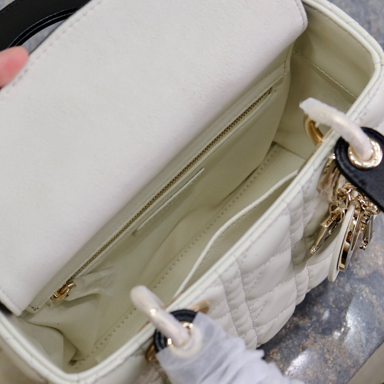 レディバッグ 20インチ ホワイト キルティング マクロカナージュ カーフスキン ブラックストラップ