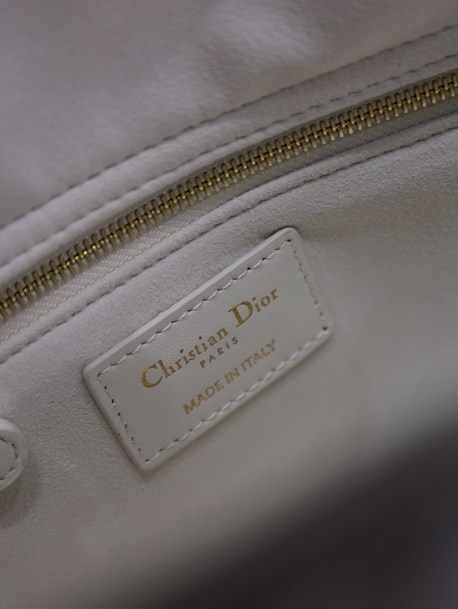 ミディアム レディーバッグ 24インチ ホワイト キルティング マクロカナージュ カーフスキン ブラックストラップ