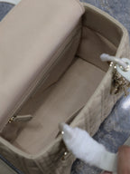 ミディアム レディーバッグ 24インチ パウダーベージュ キルティング マクロカナージュ カーフスキン メタルチャーム