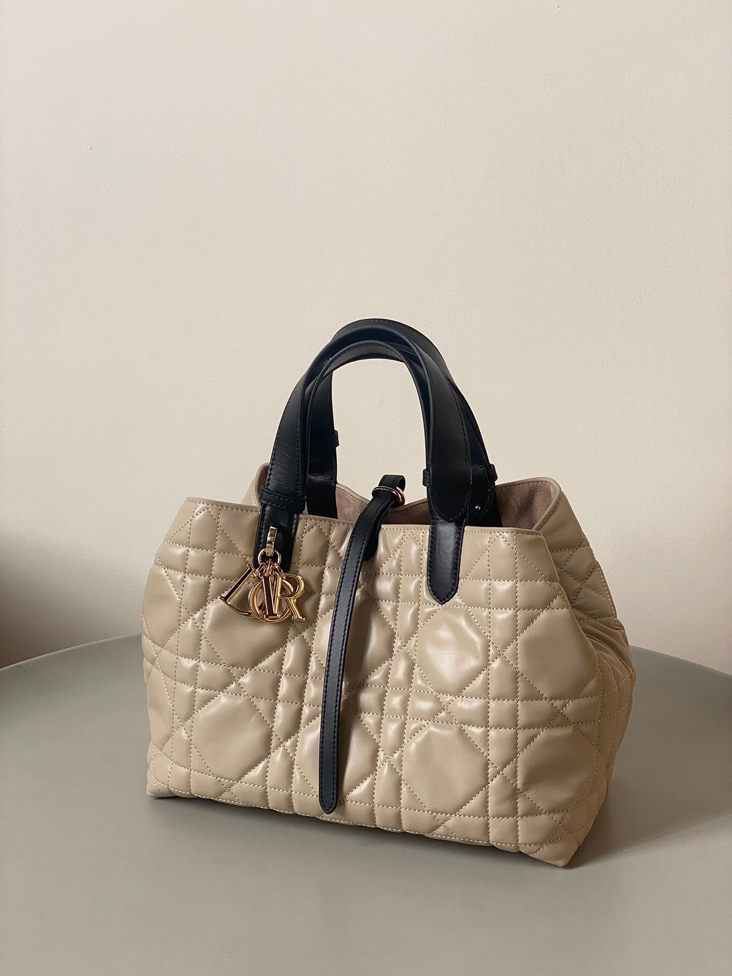 ミディアム トゥジュール バッグ 28 ベージュ カナージ カーフスキン ブラック ストラップ