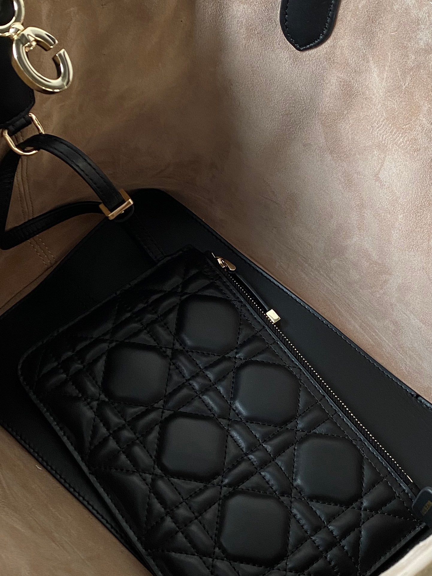 ミディアム トゥジュール バッグ 28 ベージュ カナージ カーフスキン ブラック ストラップ