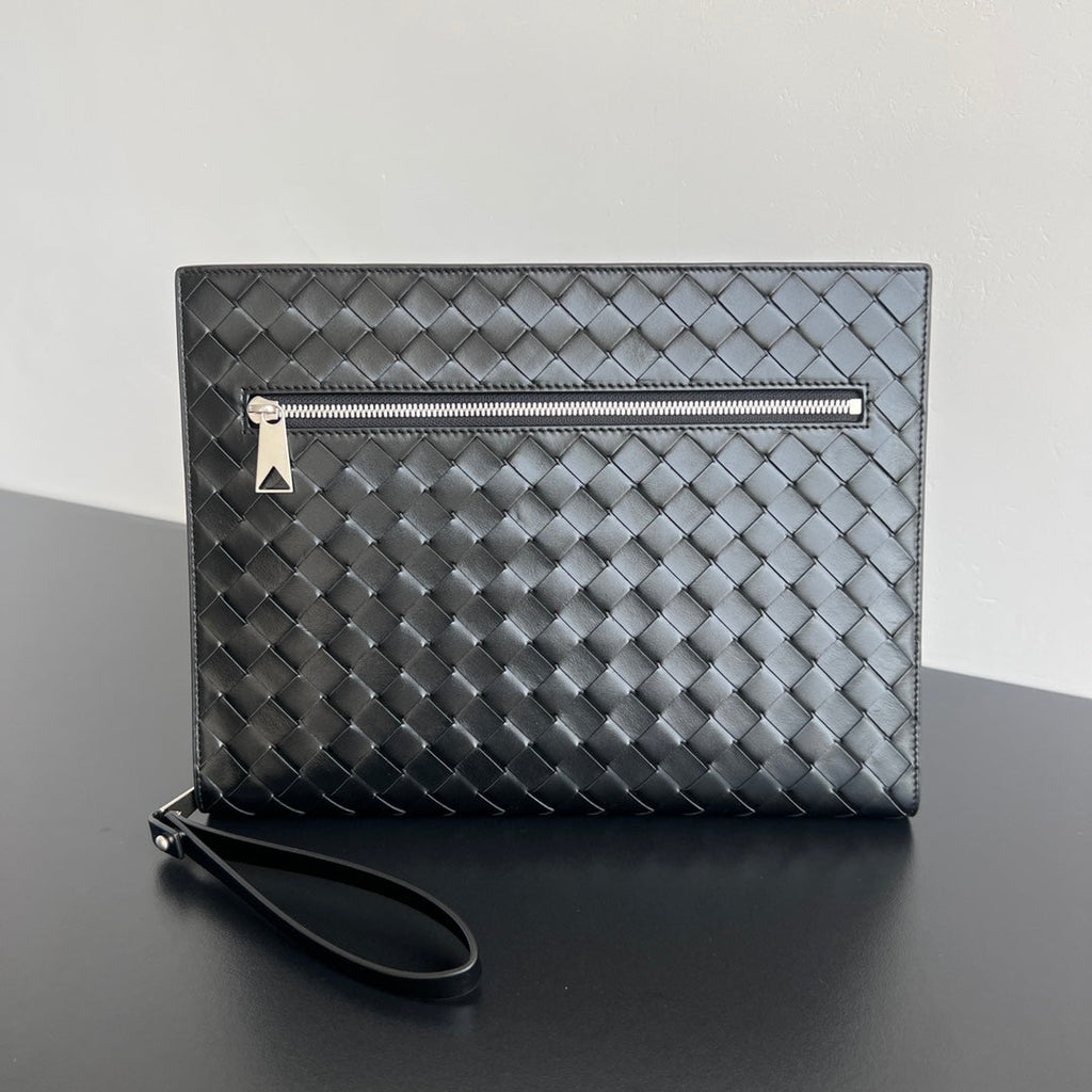 INTRECCIATO CLUTCH 32 IN BLACK SOFT CALFSKIN