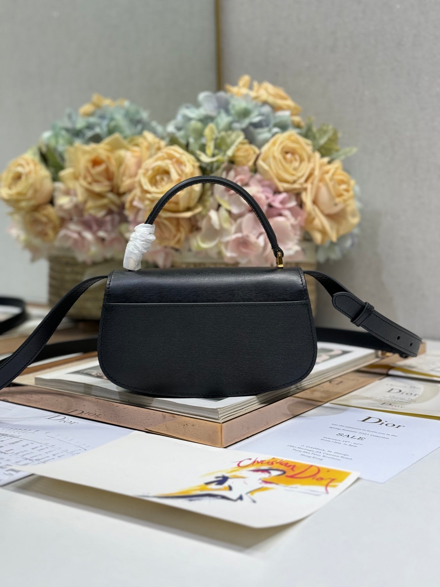 スモール 19 モンテーニュ アベニュー トップハンドルバッグ ブラック スムースカーフスキン 221147