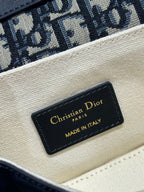 スモール 19 モンテーニュ アベニュー トップハンドルバッグ ブルー ディオール オブリーク ジャカード＆ブラック スムースカーフスキン 221158