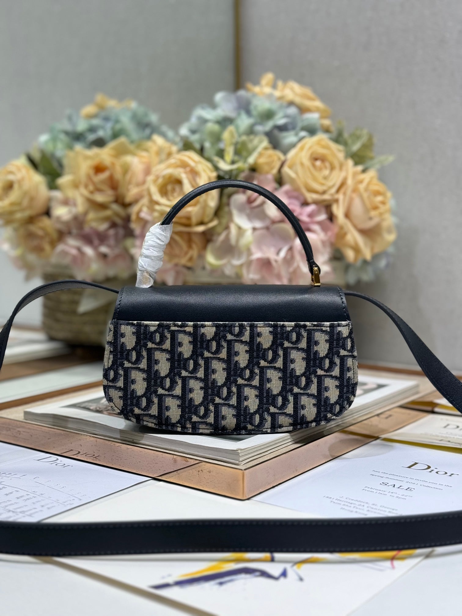スモール 19 モンテーニュ アベニュー トップハンドルバッグ ブルー ディオール オブリーク ジャカード＆ブラック スムースカーフスキン 221158