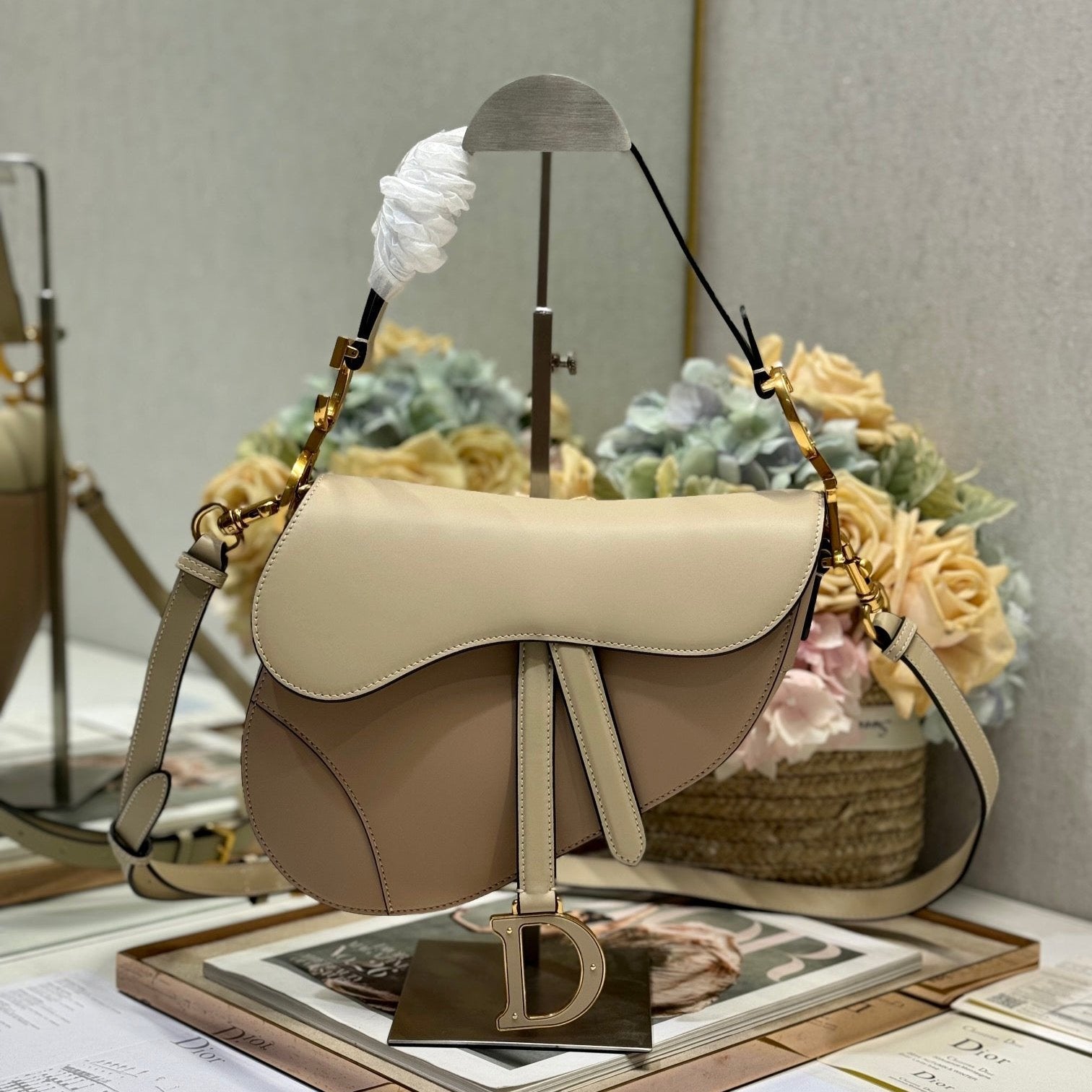 サドルバッグ 25 ストラップ付き ラテ ミディアムブラウン グレインカーフスキン