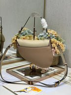 サドルバッグ 25 ストラップ付き ラテ ミディアムブラウン グレインカーフスキン