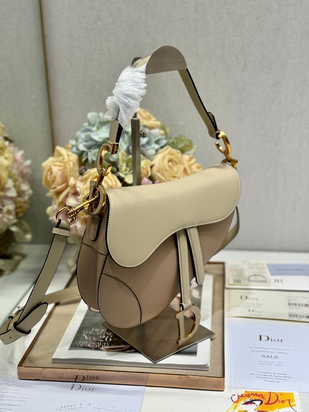 サドルバッグ 25 ストラップ付き ラテ ミディアムブラウン グレインカーフスキン