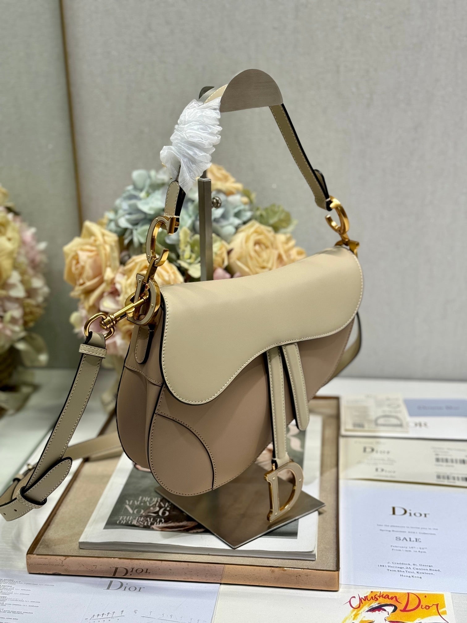 サドルバッグ 25 ストラップ付き ラテ ミディアムブラウン グレインカーフスキン