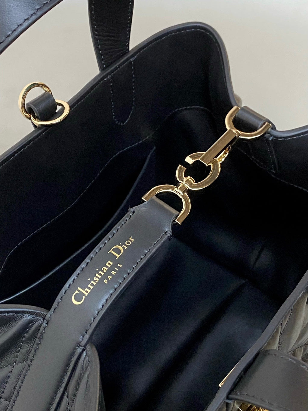 ミディアム トゥジュール バケット バッグ 22 ブラック カナージ カーフスキン